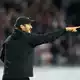 Der Jubilar: Julian Schuster wies den SC Freiburg zum 100. Mal in einem Pflichtspiel als Trainer an. - Bild: Silas Stein/dpa