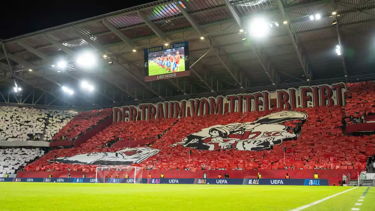 Die SC-Fans träumen vom Titel - und dokumentierten dies mit einer Choreo. - Bild: Silas Stein/dpa