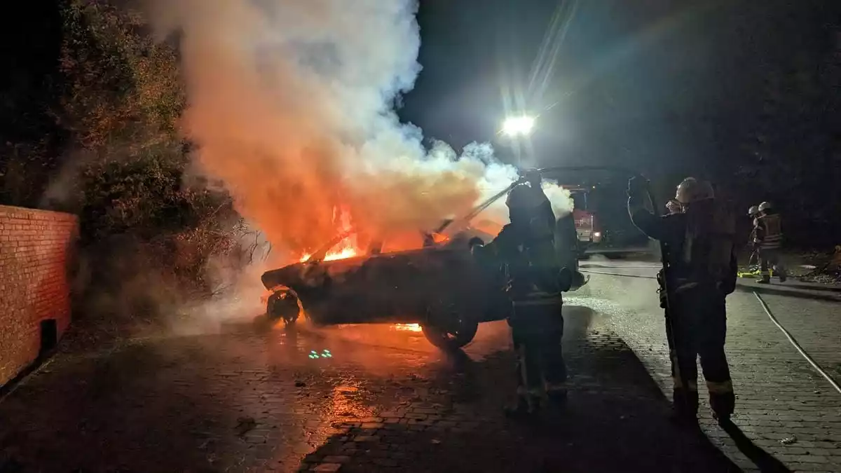 FW-ROW: Zwei Pkw bei nächtlichem Brand in Elsdorf vollständig ausgebrannt - Bild: presseportal.de