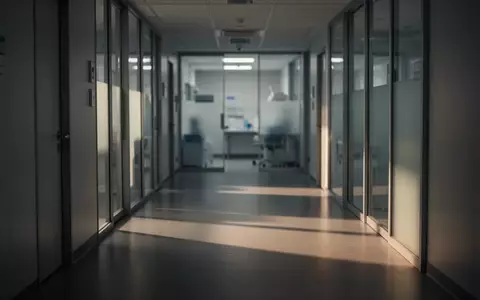 Ein minimalistischer, schattiger Krankenhausflur mit weichem Tageslicht, der eine ruhige und klinische Atmosphäre vermittelt. - Foto: über boerse-global.de