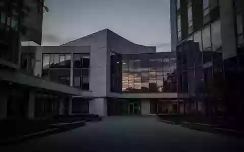Ein modernes Universitätsgebäude in der Abenddämmerung, das leer und verlassen wirkt. - Foto: über boerse-global.de