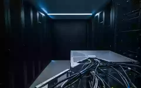 Ein minimalistischer, dunkel gehaltener Serverraum mit blauer Akzentbeleuchtung und Fokus auf die geometrischen Strukturen der Hardware. - Foto: über boerse-global.de