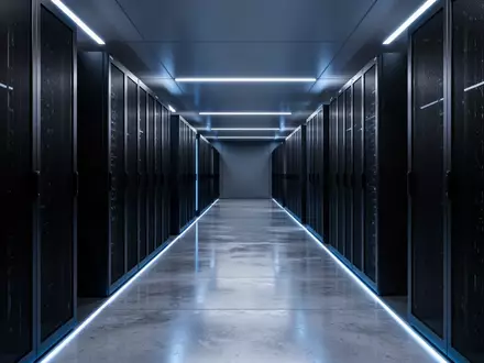 Ein moderner, minimalistischer Serverraum mit glĂ€nzendem Betonboden und kĂŒhler, blauer Beleuchtung in einer sterilen Umgebung. - Foto: ĂŒber boerse-global.de