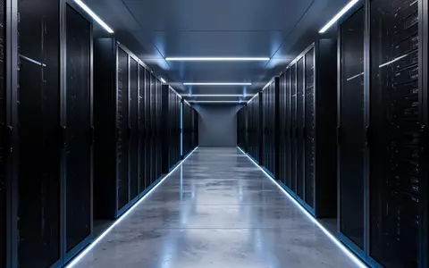 Ein moderner, minimalistischer Serverraum mit glänzendem Betonboden und kühler, blauer Beleuchtung in einer sterilen Umgebung. - Foto: über boerse-global.de