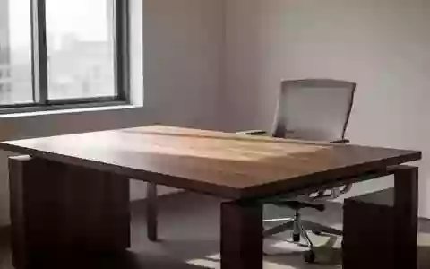 Ein heller, minimalistischer Arbeitsplatz mit einem leeren Schreibtisch und einem ergonomischen Bürostuhl in einem sonnendurchfluteten Raum. - Foto: über boerse-global.de