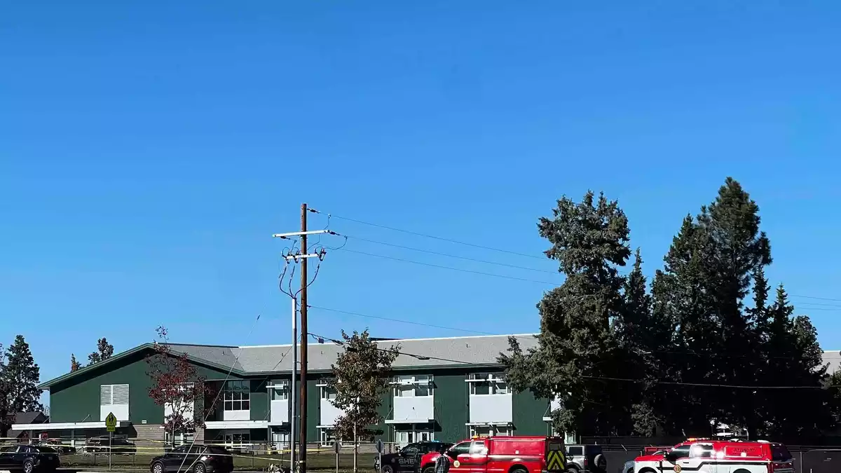 Die betroffene Grundschule befindet sich in der Stadt Bend. - Bild: Joe Kline/AP/dpa
