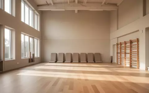 Ein heller, minimalistischer Sportraum mit Holzboden und Sportmatten in einer ruhigen Atmosphäre. - Foto: über boerse-global.de