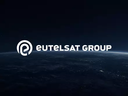 Abstrakte Darstellung von Satelliten im dunklen Erdorbit, die im Schatten verschwinden. - Foto: über boerse-global.de