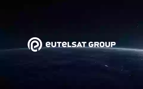 Abstrakte Darstellung von Satelliten im dunklen Erdorbit, die im Schatten verschwinden. - Foto: über boerse-global.de