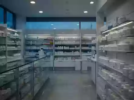Ein minimalistisch gestalteter, menschenleerer Innenraum einer Apotheke mit ordentlich sortierten Regalen in ruhigem Licht. - Foto: ĂŒber boerse-global.de