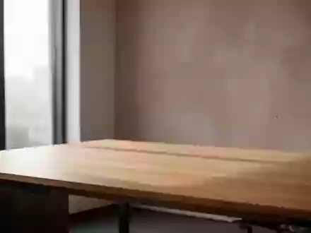 Ein minimalistischer, leerer Schreibtisch in einem hellen Büro bei Tageslicht. - Foto: über boerse-global.de