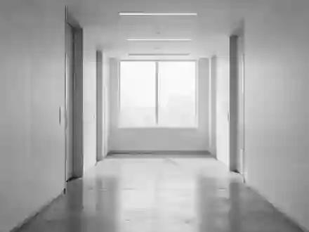 Ein heller, minimalistischer Flur in einer Behörde mit klaren architektonischen Linien und natürlichem Lichteinfall. - Foto: über boerse-global.de