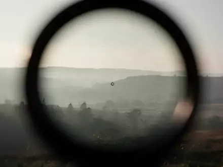 Abstrakte, unscharfe Landschaft hinter einer optischen Linse als Symbol für Sehbeeinträchtigungen und kognitive Prozesse. - Foto: über boerse-global.de