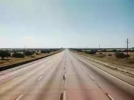 Weitläufige Autobahn in der texanischen Landschaft unter blauem Himmel. - Foto: über boerse-global.de
