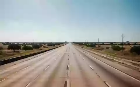 Weitläufige Autobahn in der texanischen Landschaft unter blauem Himmel. - Foto: über boerse-global.de
