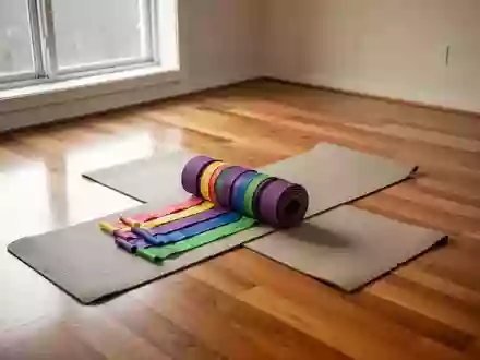 Ein minimalistischer Raum mit einem hellen Holzboden, einer Yogamatte und aufgerollten Widerstandsbändern im Sonnenlicht. - Foto: über boerse-global.de