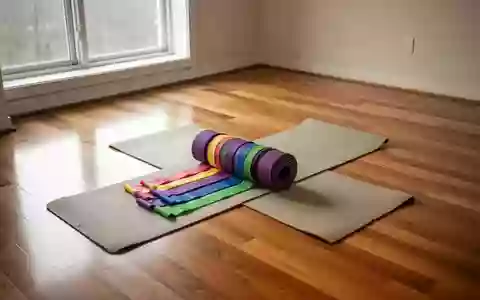 Ein minimalistischer Raum mit einem hellen Holzboden, einer Yogamatte und aufgerollten Widerstandsbändern im Sonnenlicht. - Foto: über boerse-global.de