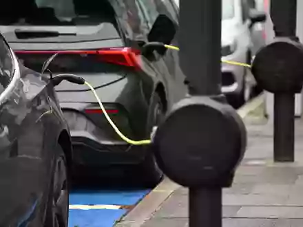 Die Elektroautozulassungen steigen in allen Bundesländern - aber längst nicht gleichmäßig. (Archivbild) - Foto: Arne Dedert/dpa