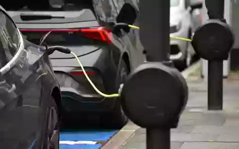 Die Elektroautozulassungen steigen in allen Bundesländern - aber längst nicht gleichmäßig. (Archivbild) - Foto: Arne Dedert/dpa