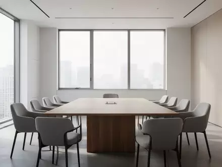 Ein heller, minimalistischer Büroraum mit einem Holztisch und Stühlen in einer ruhigen, professionellen Arbeitsumgebung. - Foto: über boerse-global.de
