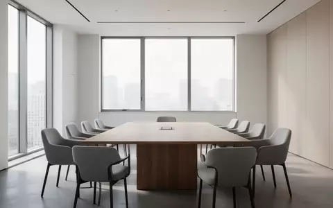 Ein heller, minimalistischer Büroraum mit einem Holztisch und Stühlen in einer ruhigen, professionellen Arbeitsumgebung. - Foto: über boerse-global.de