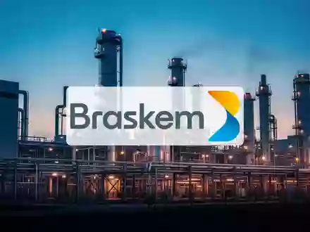 Abstrakte Darstellung einer modernen Industrieanlage bei Dämmerung, die wirtschaftliche Unsicherheit symbolisiert. - Foto: über boerse-global.de