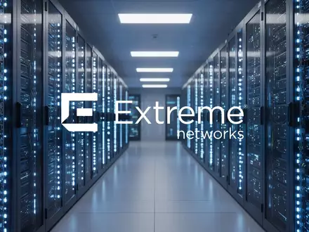 Moderne Serverinfrastruktur in einem Rechenzentrum mit blauen Lichtakzenten, die technologische Vernetzung symbolisiert. - Foto: über boerse-global.de