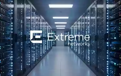 Moderne Serverinfrastruktur in einem Rechenzentrum mit blauen Lichtakzenten, die technologische Vernetzung symbolisiert. - Foto: über boerse-global.de