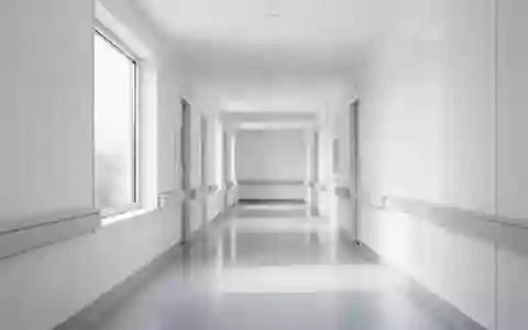 Ein leerer, modern gestalteter Krankenhausflur mit hellen Wänden und Tageslichteinfall. - Foto: über boerse-global.de