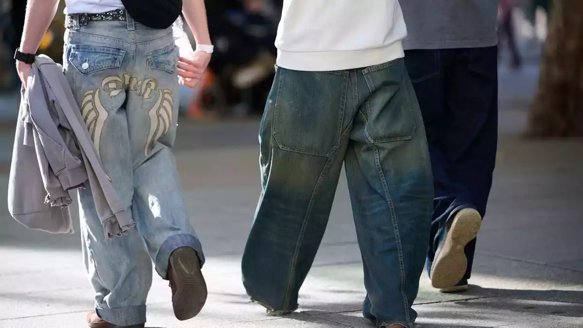 Die Hüfte sitzt auf der Hose, der Schritt hängt tief - ursprünglich kommt der Kleidungsstil aus der Hip-Hop-Kultur. - Bild: Katharina Kausche/dpa
