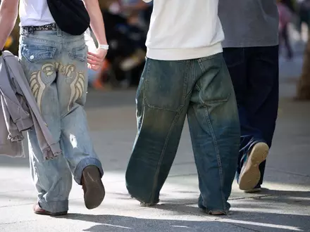 Die Hüfte sitzt auf der Hose, der Schritt hängt tief - ursprünglich kommt der Kleidungsstil aus der Hip-Hop-Kultur. - Foto: Katharina Kausche/dpa