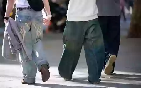 Die Hüfte sitzt auf der Hose, der Schritt hängt tief - ursprünglich kommt der Kleidungsstil aus der Hip-Hop-Kultur. - Foto: Katharina Kausche/dpa