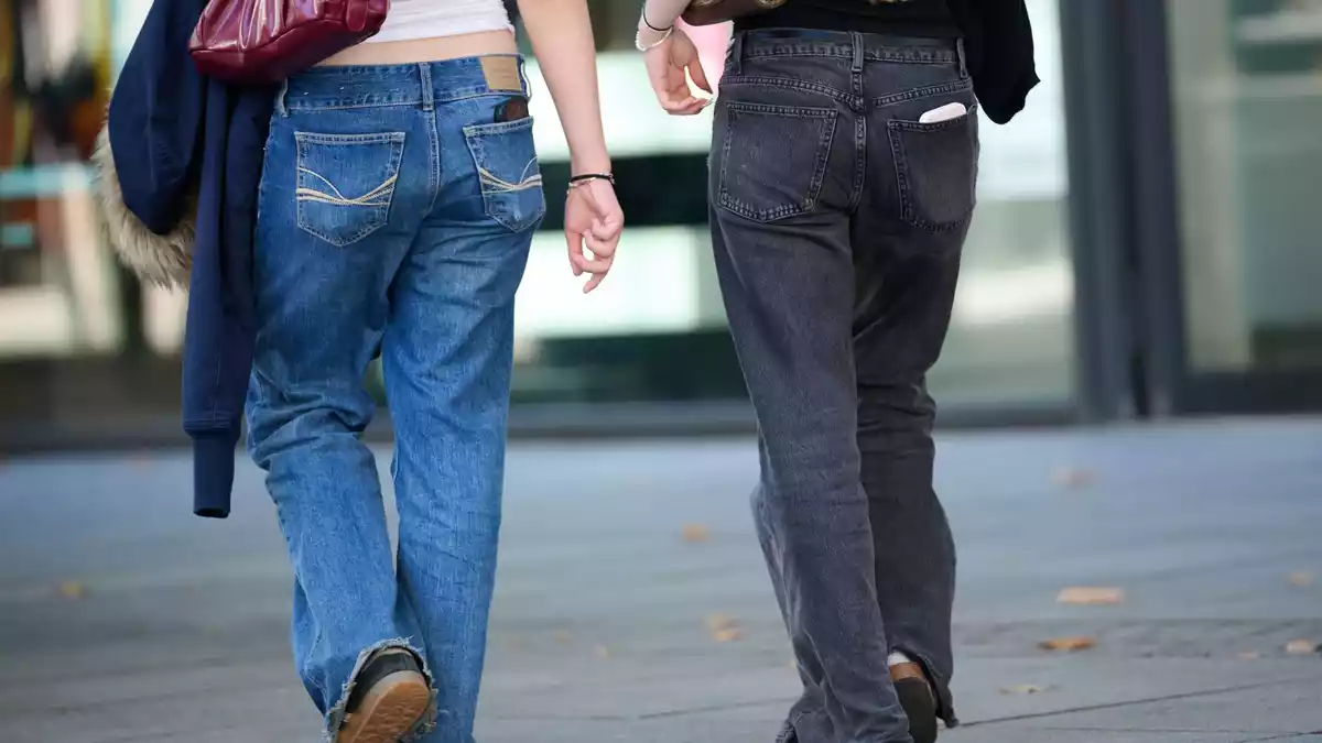 Bei jungen Frauen sind Hüfthosen - sogenannte Low-Rise-Jeans - wieder angesagt. - Bild: Katharina Kausche/dpa