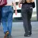 Bei jungen Frauen sind Hüfthosen - sogenannte Low-Rise-Jeans - wieder angesagt. - Bild: Katharina Kausche/dpa