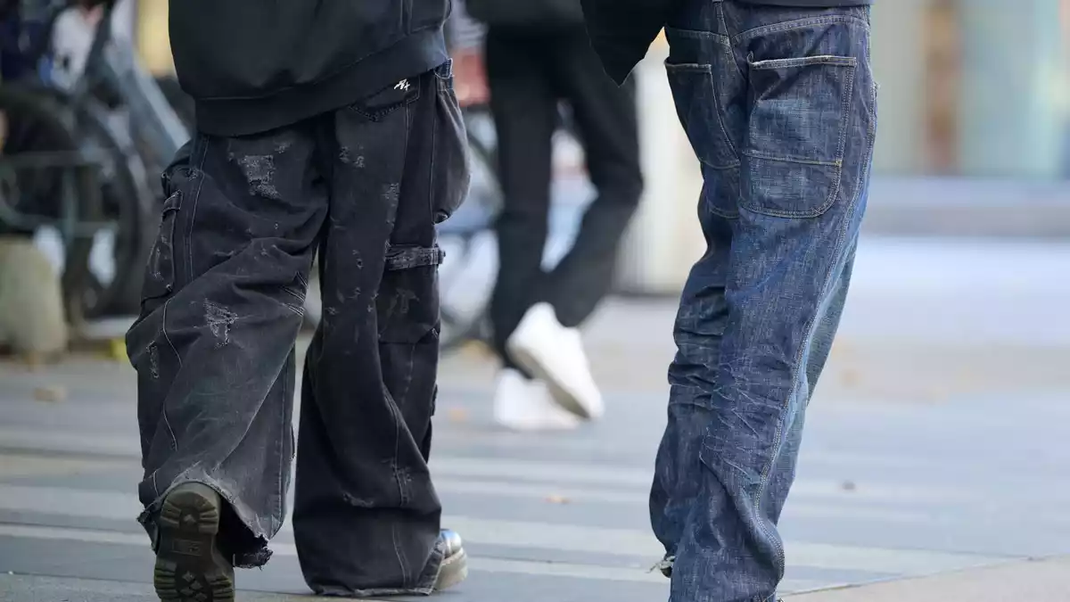 Bereits in den 1990er und 2000er Jahren waren die sogenannten Baggy Pants angesagt. Heute heißt der Trend allerdings «saggen». - Bild: Katharina Kausche/dpa