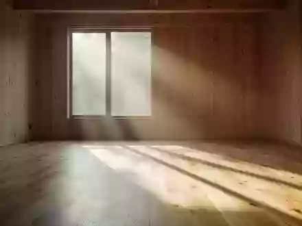 Ein minimalistischer, lichtdurchfluteter Raum mit Holzboden und sanftem Tageslicht, der eine ruhige Atmosphäre ausstrahlt. - Foto: über boerse-global.de