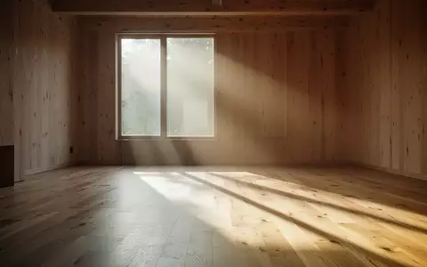 Ein minimalistischer, lichtdurchfluteter Raum mit Holzboden und sanftem Tageslicht, der eine ruhige Atmosphäre ausstrahlt. - Foto: über boerse-global.de