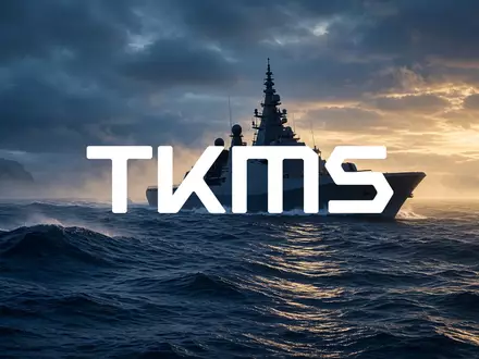 Silhouette eines modernen Marineschiffs in nebligem Gewässer bei Sonnenaufgang, symbolisiert industrielle Serienfertigung. - Foto: über boerse-global.de