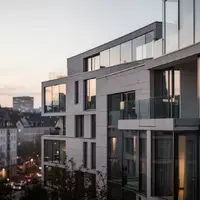 Moderne Luxusimmobilien mit minimalistischer Architektur in einer deutschen Stadt bei Dämmerung. - Foto: über boerse-global.de