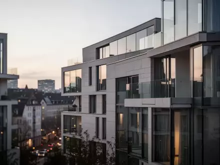Moderne Luxusimmobilien mit minimalistischer Architektur in einer deutschen Stadt bei Dämmerung. - Foto: über boerse-global.de