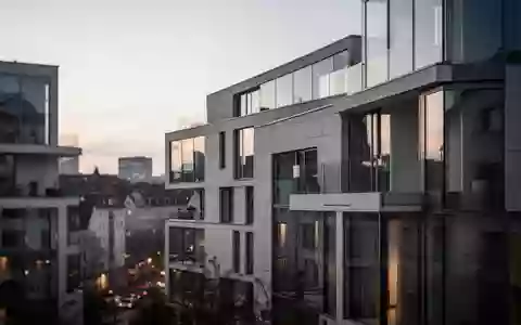 Moderne Luxusimmobilien mit minimalistischer Architektur in einer deutschen Stadt bei Dämmerung. - Foto: über boerse-global.de