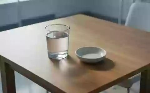 Ein leeres Glas Wasser auf einem Holztisch in einer hellen, ruhigen Umgebung. - Foto: über boerse-global.de