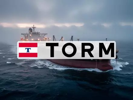 Ein großer Öltanker auf stürmischer See bei nebligem Morgengrauen als Symbol für globale Schifffahrtsrisiken. - Foto: über boerse-global.de