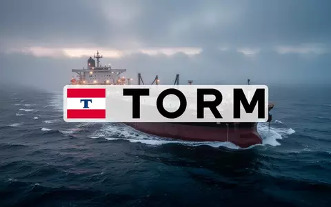 Ein großer Öltanker auf stürmischer See bei nebligem Morgengrauen als Symbol für globale Schifffahrtsrisiken. - Foto: über boerse-global.de