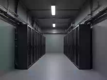 Ein moderner, minimalistischer Serverraum-Korridor mit neutralen Industrie-Architekturelementen und indirekter Beleuchtung. - Foto: über boerse-global.de
