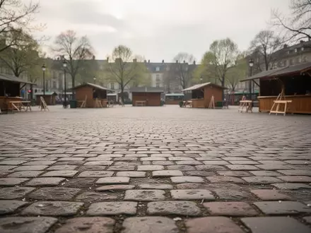 Ein leerer, gepflasterter Marktplatz im Frühling mit verschwommenen, unbesetzten Marktständen im Hintergrund. - Foto: über boerse-global.de