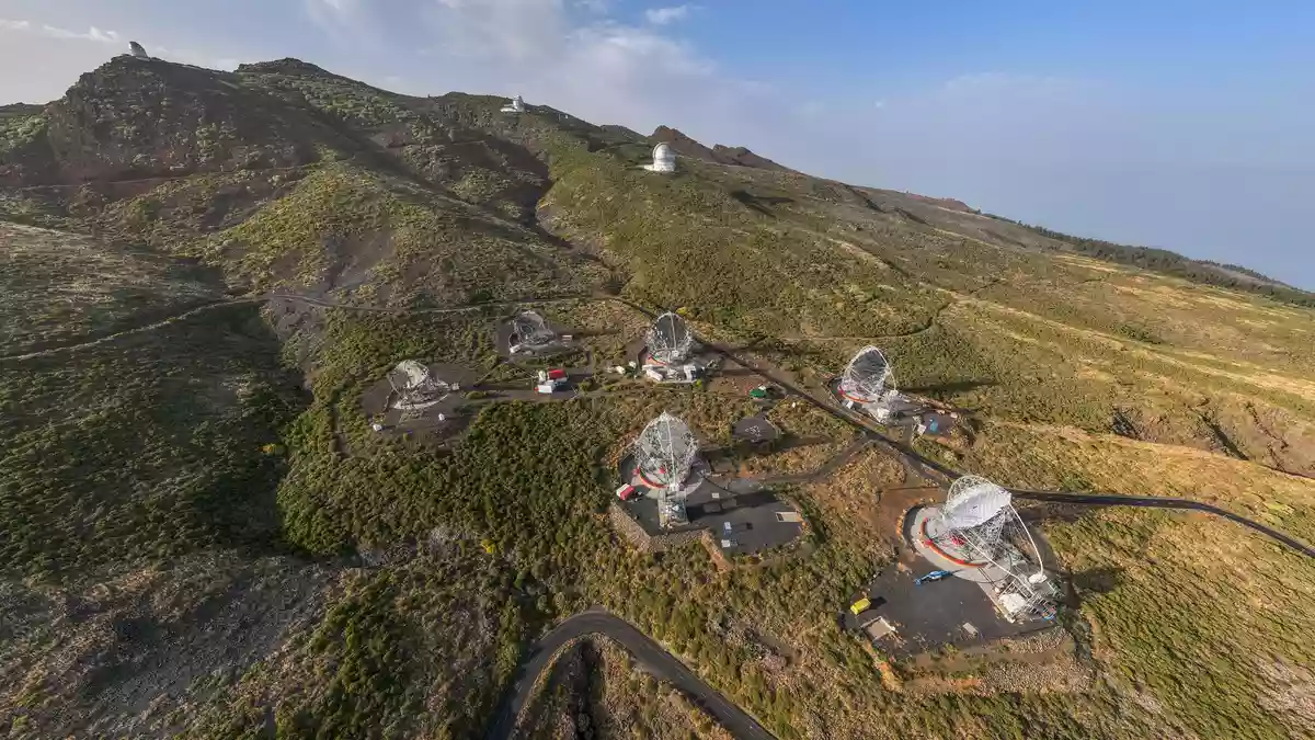Auf der kanarischen Insel La Palma stehen vier riesige, aus zahlreichen Facetten bestehende Spiegel. (Handout) - Bild: ---/LST Collaboration/Eurekalert/dpa