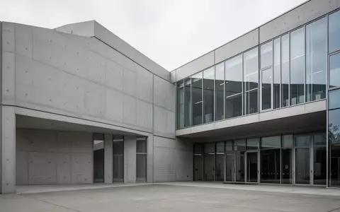 Modernes Verwaltungsgebäude mit klarer Architektur und Glasfassade bei Tageslicht. - Foto: über boerse-global.de