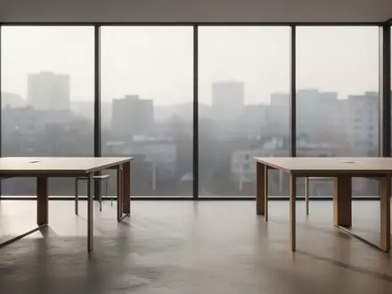 Ein minimalistischer, leerer Büroraum mit Holztischen und großen Fenstern bei natürlichem Tageslicht. - Foto: über boerse-global.de