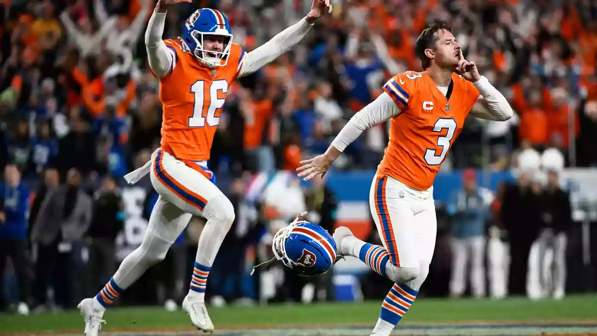 Kicker Wil Lutz (r) erzielte für die Denver Broncos das entscheidende Field Goal in der Overtime. - Bild: Geneva Heffernan/AP/dpa